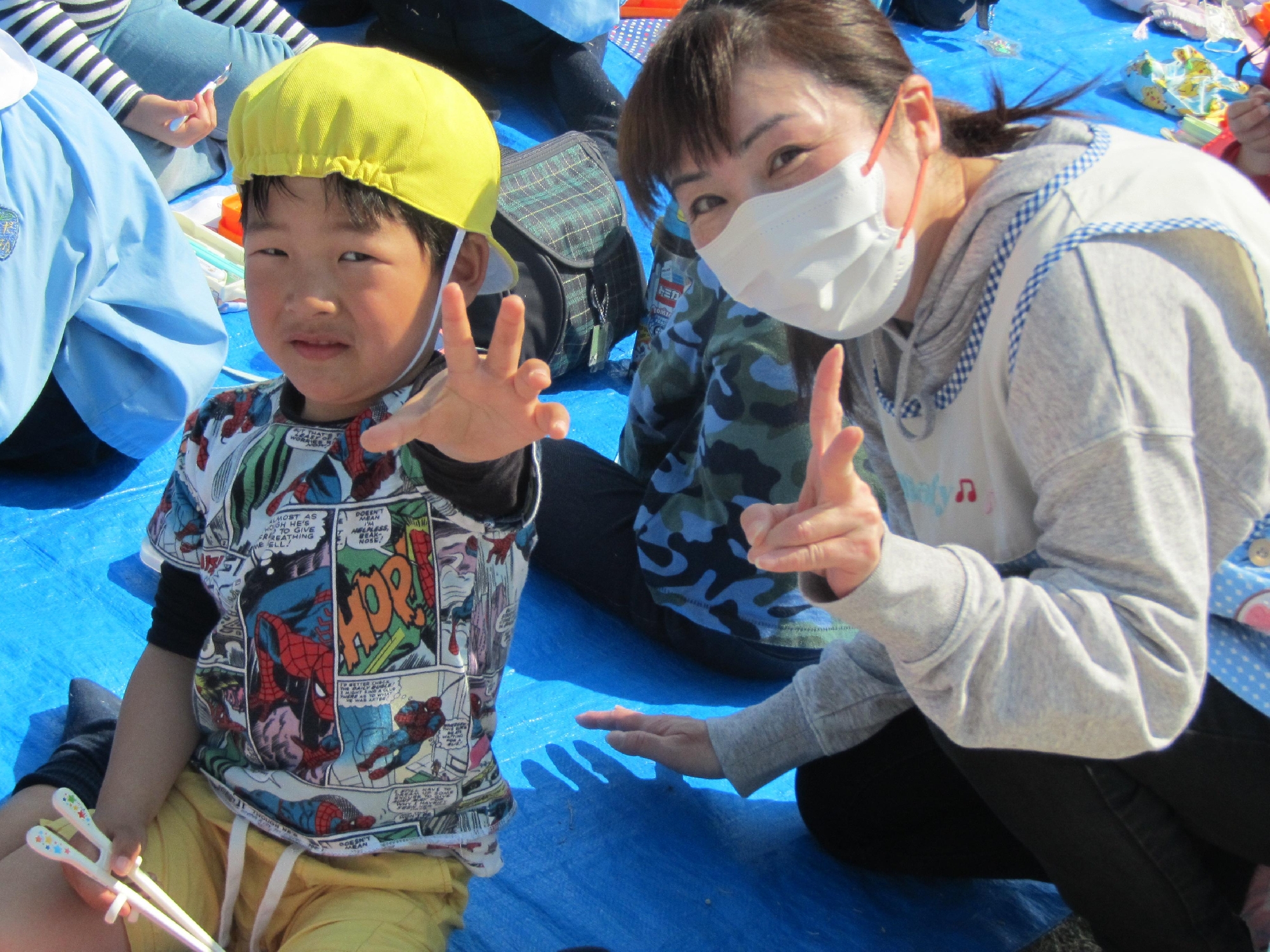 今日はお天気ポカポカ、広いお庭で給食です。