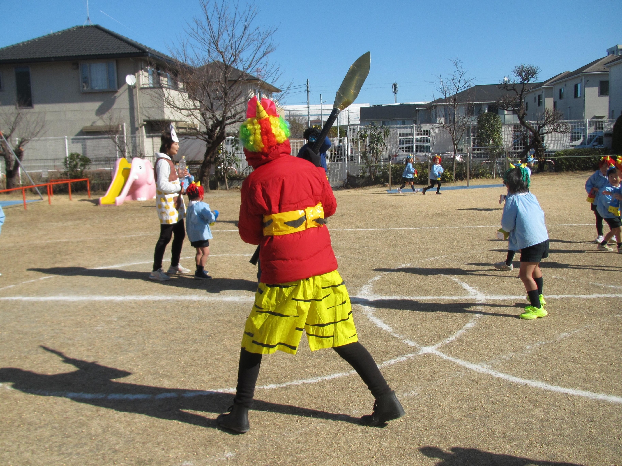 オニがやってきたぞ、やっつけろ！